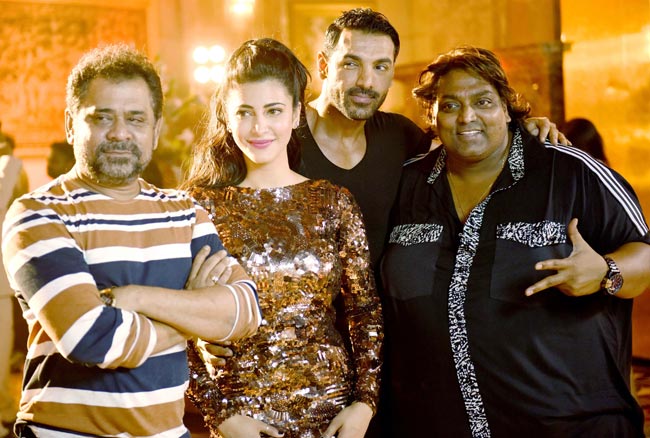 वेलकम बैक: गाने में श्रुति हासन और जॉन अब्राहम की केमिस्ट्री