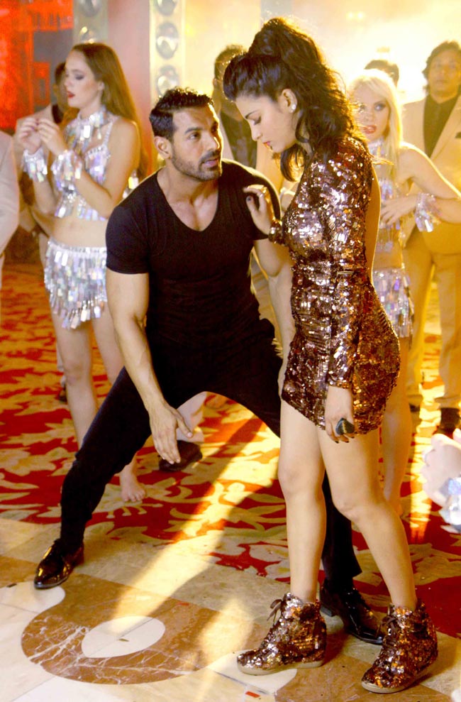 वेलकम बैक: गाने में श्रुति हासन और जॉन अब्राहम की केमिस्ट्री