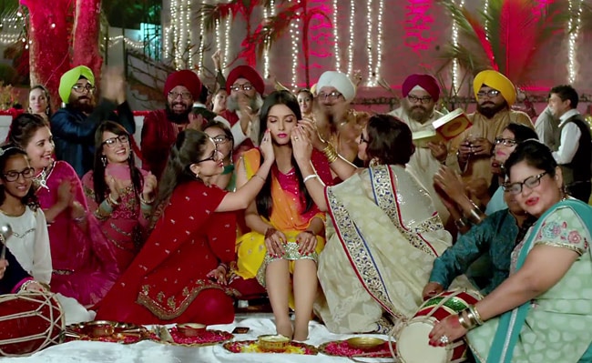 'ऑल इज वेल' की क्रेजी फैमिली से मिलें तस्वीरों में