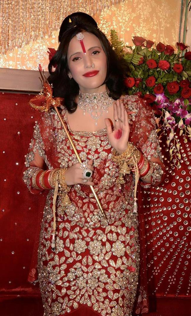 भक्तों को 'लाल गुलाब' देने वाली राधे मां का ये है अनोखा और रहस्यमयी अंदाज