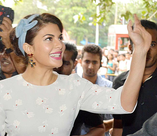 'ब्रदर्स' के प्रमोशन पर नजर आया जैकलीन का सेल्फी क्रेज