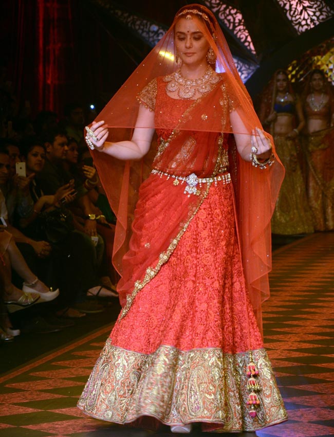 प्र‍ीति, कृति, दिया और अदिति का IIJW 2015 फैशन शो में दिलकश अंदाज