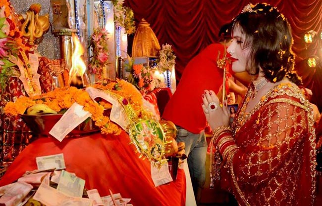 भक्तों को 'लाल गुलाब' देने वाली राधे मां का ये है अनोखा और रहस्यमयी अंदाज