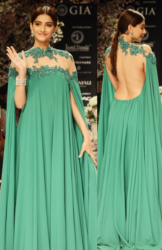 सोनम कपूर, चित्रांगदा सिंह और जूही चावला ने रैंप पर दिखाया जलवा