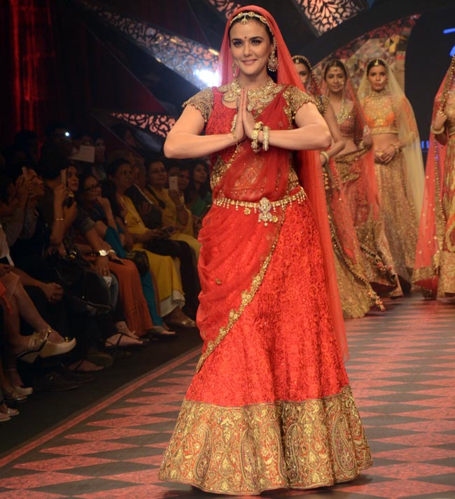 प्र‍ीति, कृति, दिया और अदिति का IIJW 2015 फैशन शो में दिलकश अंदाज