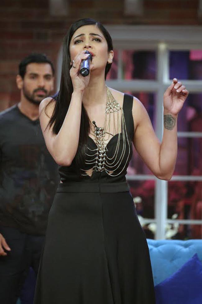 'वेलकम बैक' की टीम पहुंची 'कॉमेडी नाइट्स' के सेट पर