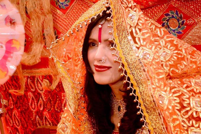 भक्तों को 'लाल गुलाब' देने वाली राधे मां का ये है अनोखा और रहस्यमयी अंदाज