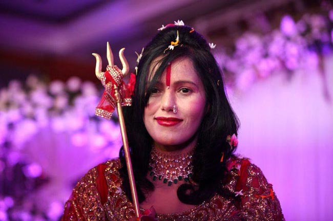 भक्तों को 'लाल गुलाब' देने वाली राधे मां का ये है अनोखा और रहस्यमयी अंदाज