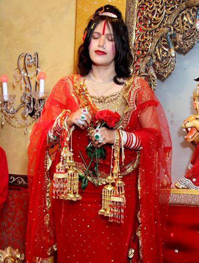 भक्तों को 'लाल गुलाब' देने वाली राधे मां का ये है अनोखा और रहस्यमयी अंदाज