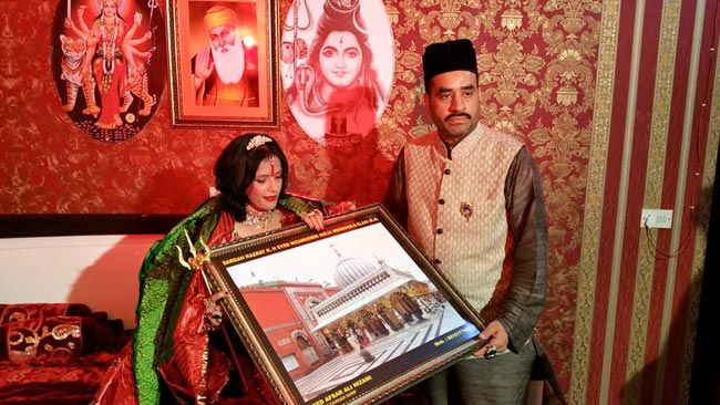 भक्तों को 'लाल गुलाब' देने वाली राधे मां का ये है अनोखा और रहस्यमयी अंदाज