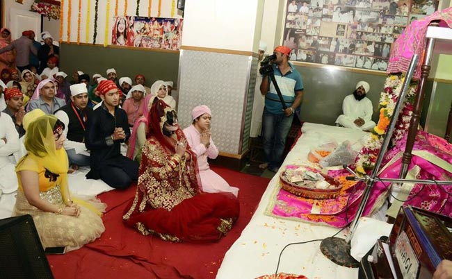 भक्तों को 'लाल गुलाब' देने वाली राधे मां का ये है अनोखा और रहस्यमयी अंदाज