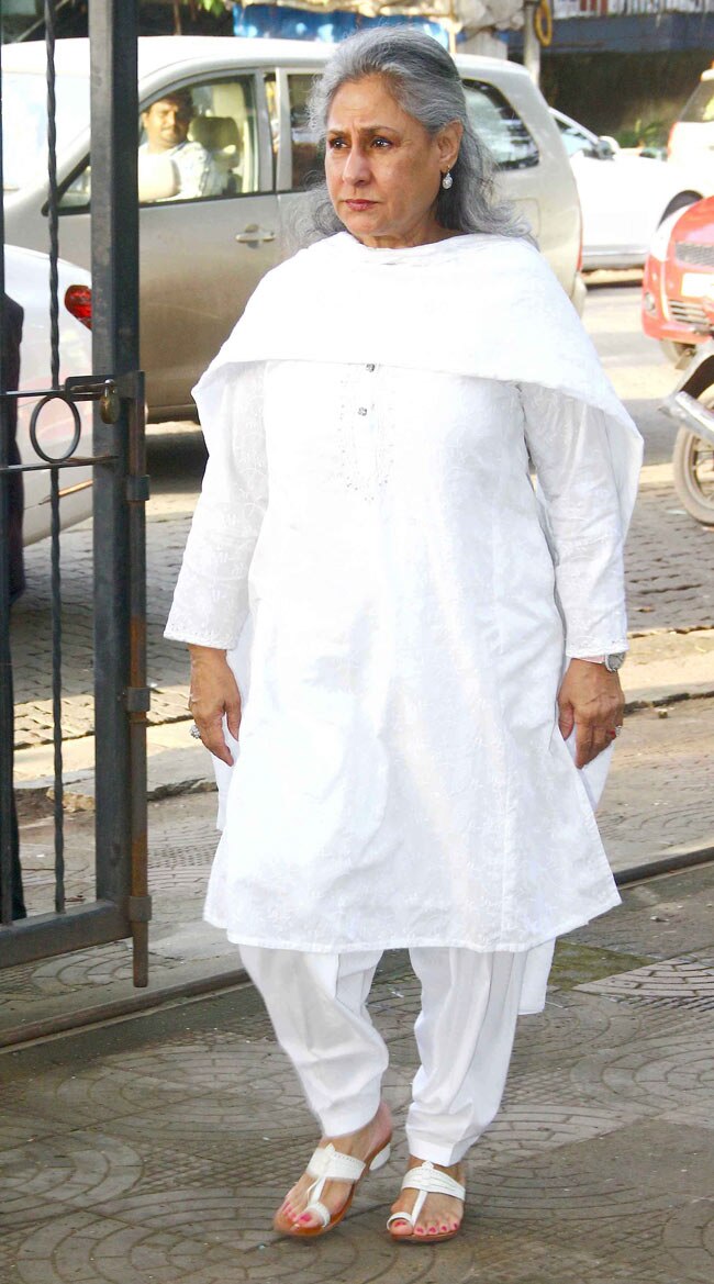 श्रद्धा कपूर के नाना की प्रेयर मीट में पहुंचे सितारे