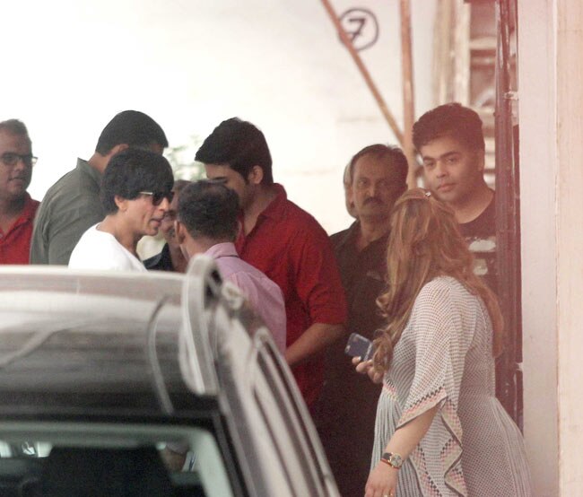 करन जौहर के घर दिखे शाहरुख तो अथिया शेट्टी के साथ दिखे सलमान