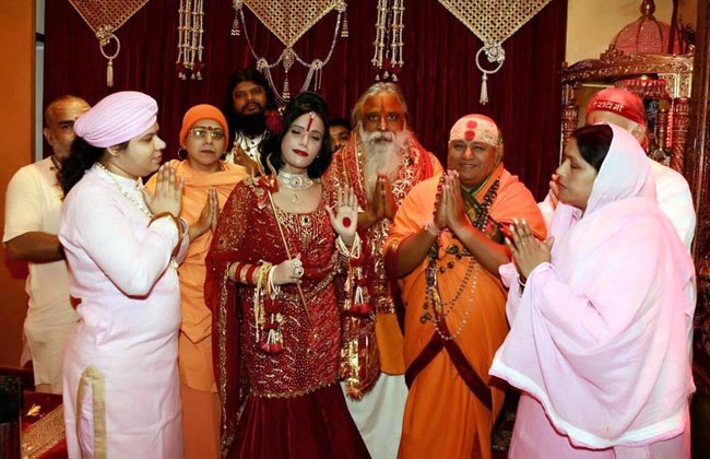 भक्तों को 'लाल गुलाब' देने वाली राधे मां का ये है अनोखा और रहस्यमयी अंदाज