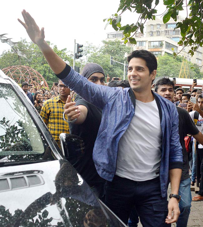 'ब्रदर्स' के प्रमोशन पर नजर आया जैकलीन का सेल्फी क्रेज