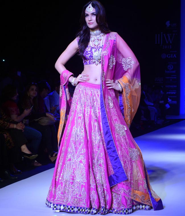 प्र‍ीति, कृति, दिया और अदिति का IIJW 2015 फैशन शो में दिलकश अंदाज