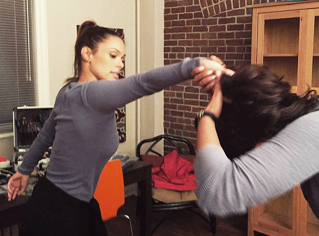 'क्वांटिको' के सेट पर अलग स्टाइल में दिखीं प्रियंका चोपड़ा