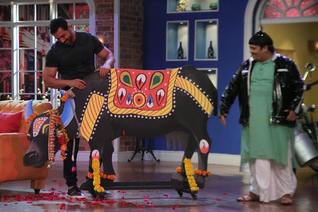 'वेलकम बैक' की टीम पहुंची 'कॉमेडी नाइट्स' के सेट पर