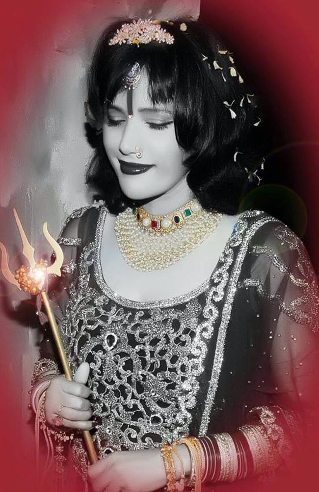 भक्तों को 'लाल गुलाब' देने वाली राधे मां का ये है अनोखा और रहस्यमयी अंदाज