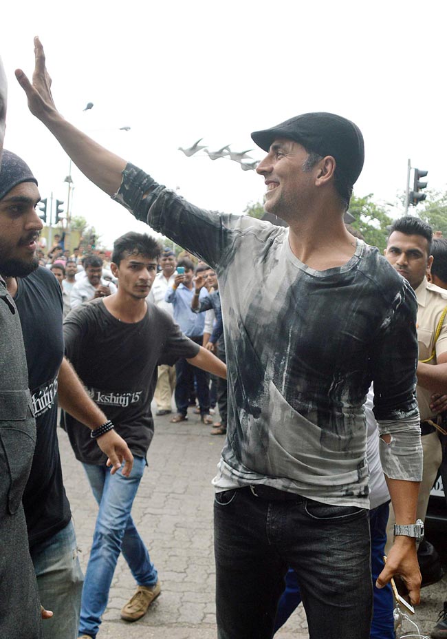 'ब्रदर्स' के प्रमोशन पर नजर आया जैकलीन का सेल्फी क्रेज