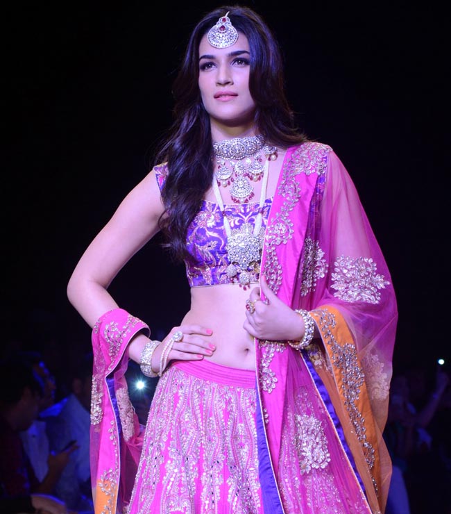 प्र‍ीति, कृति, दिया और अदिति का IIJW 2015 फैशन शो में दिलकश अंदाज