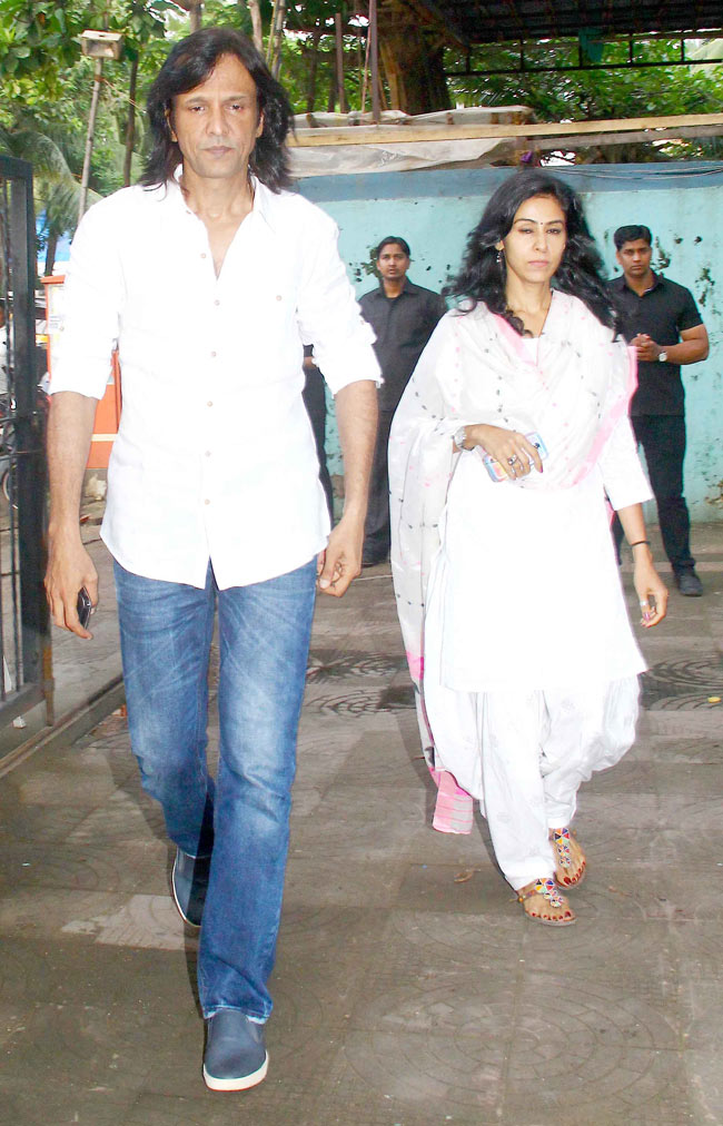 श्रद्धा कपूर के नाना की प्रेयर मीट में पहुंचे सितारे