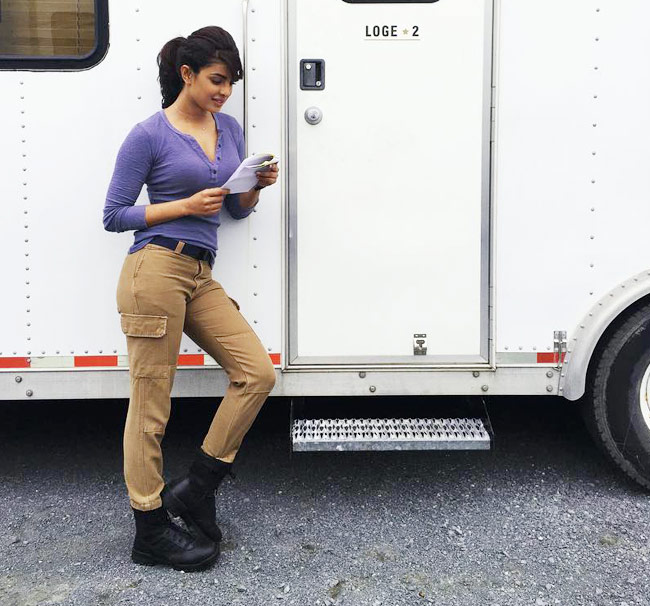 'क्वांटिको' के सेट पर अलग स्टाइल में दिखीं प्रियंका चोपड़ा