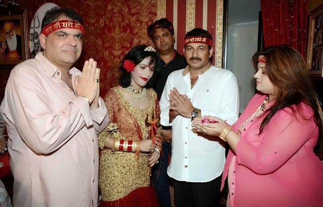 भक्तों को 'लाल गुलाब' देने वाली राधे मां का ये है अनोखा और रहस्यमयी अंदाज