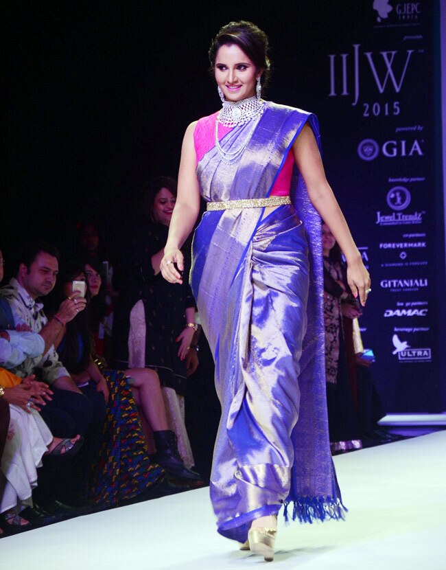 सोनम कपूर, चित्रांगदा सिंह और जूही चावला ने रैंप पर दिखाया जलवा