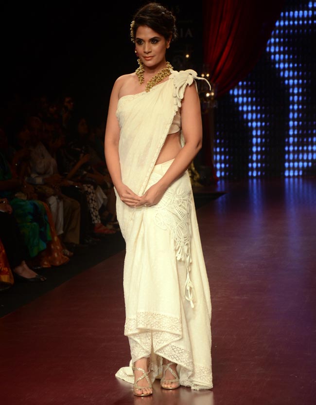 प्र‍ीति, कृति, दिया और अदिति का IIJW 2015 फैशन शो में दिलकश अंदाज