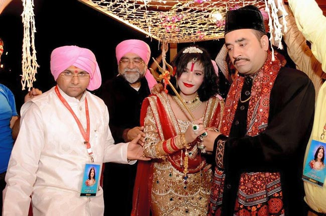 भक्तों को 'लाल गुलाब' देने वाली राधे मां का ये है अनोखा और रहस्यमयी अंदाज