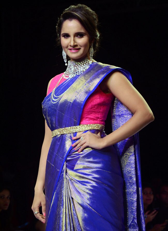 सोनम कपूर, चित्रांगदा सिंह और जूही चावला ने रैंप पर दिखाया जलवा