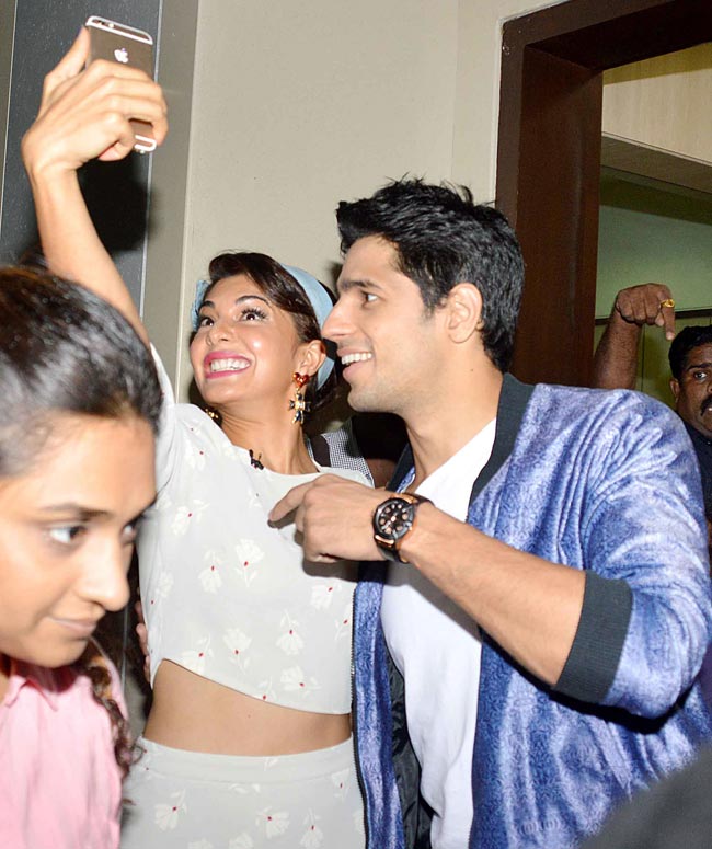 'ब्रदर्स' के प्रमोशन पर नजर आया जैकलीन का सेल्फी क्रेज