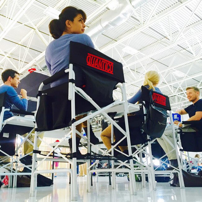 'क्वांटिको' के सेट पर अलग स्टाइल में दिखीं प्रियंका चोपड़ा