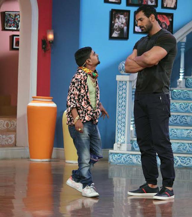 'वेलकम बैक' की टीम पहुंची 'कॉमेडी नाइट्स' के सेट पर