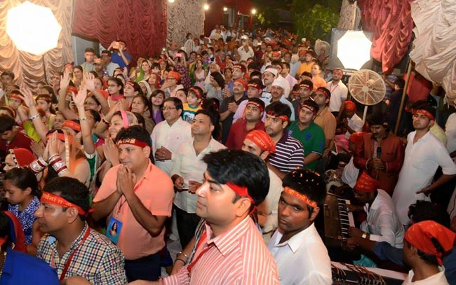 भक्तों को 'लाल गुलाब' देने वाली राधे मां का ये है अनोखा और रहस्यमयी अंदाज