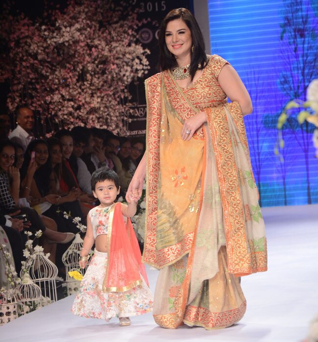 सोनम कपूर, चित्रांगदा सिंह और जूही चावला ने रैंप पर दिखाया जलवा