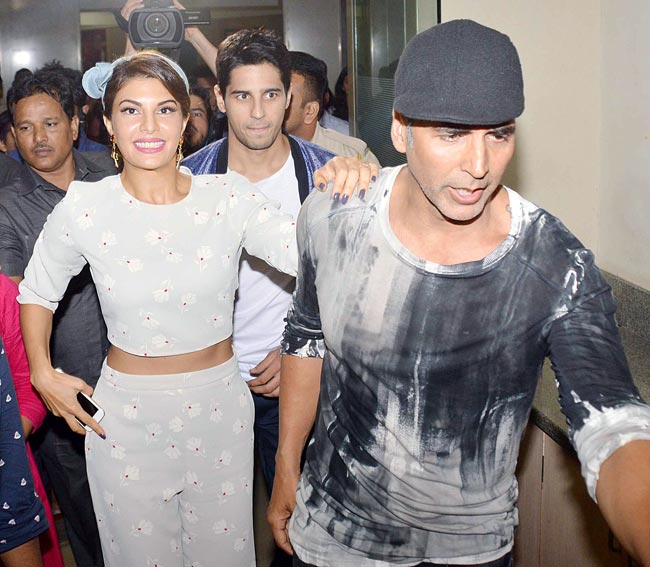 'ब्रदर्स' के प्रमोशन पर नजर आया जैकलीन का सेल्फी क्रेज