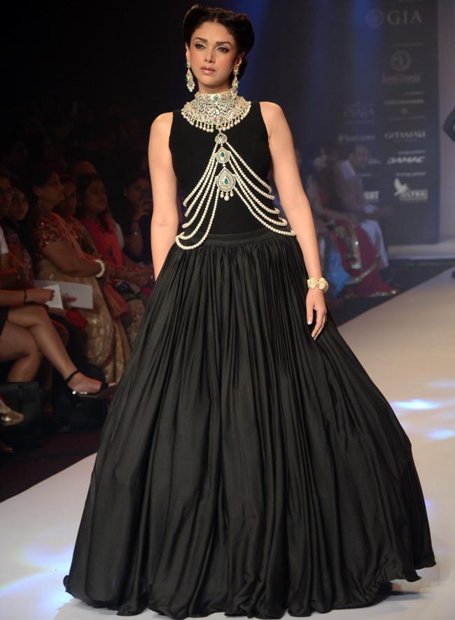 प्र‍ीति, कृति, दिया और अदिति का IIJW 2015 फैशन शो में दिलकश अंदाज