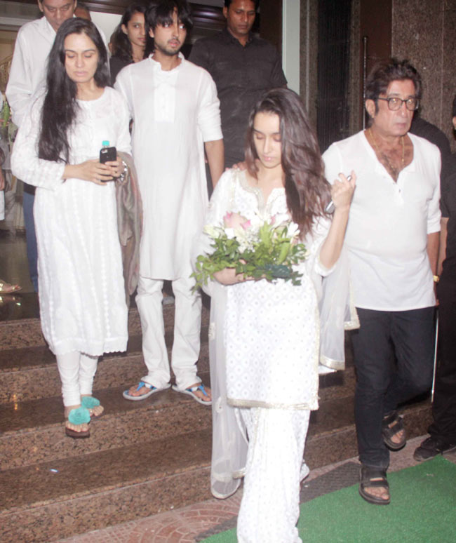 श्रद्धा कपूर के नाना की प्रेयर मीट में पहुंचे सितारे