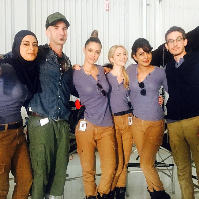 'क्वांटिको' के सेट पर अलग स्टाइल में दिखीं प्रियंका चोपड़ा