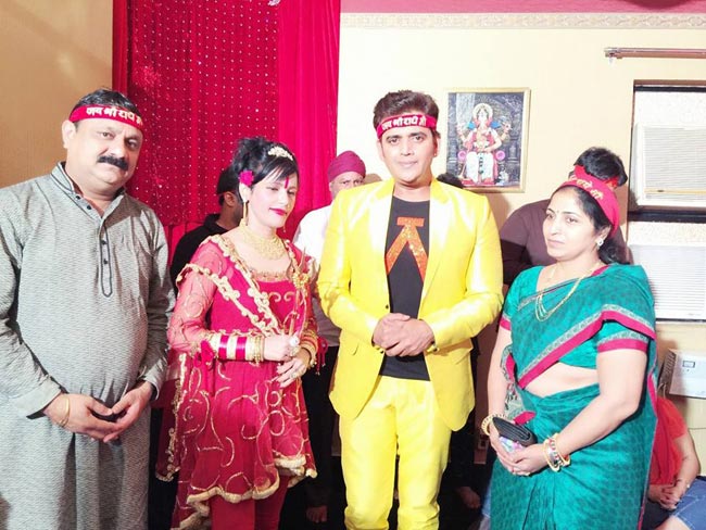 भक्तों को 'लाल गुलाब' देने वाली राधे मां का ये है अनोखा और रहस्यमयी अंदाज