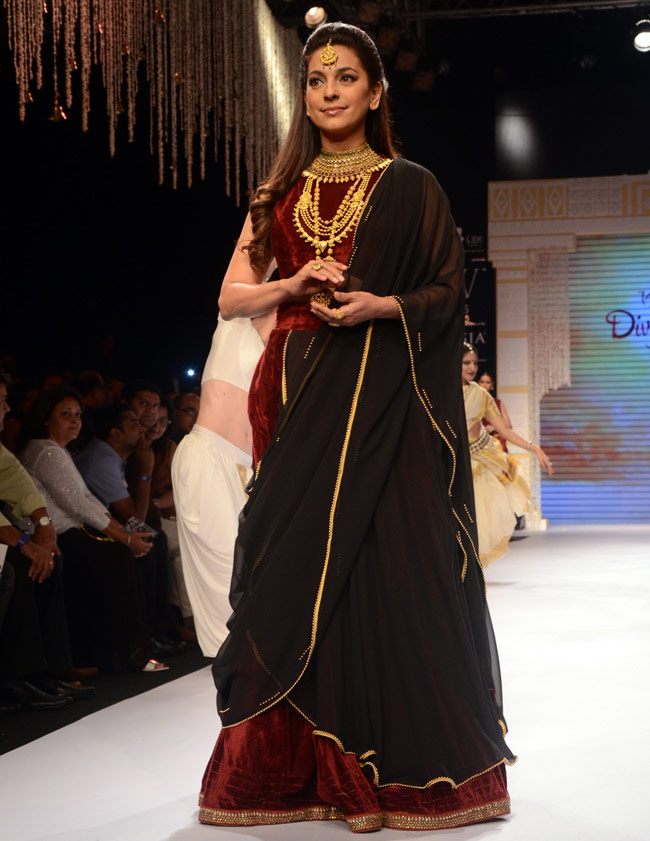 सोनम कपूर, चित्रांगदा सिंह और जूही चावला ने रैंप पर दिखाया जलवा