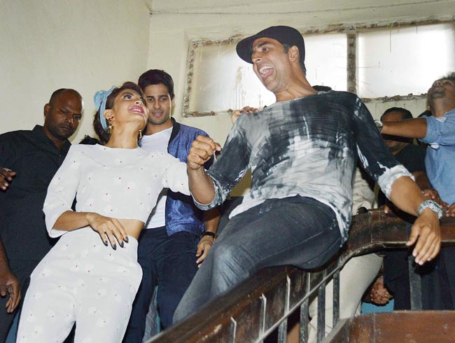 'ब्रदर्स' के प्रमोशन पर नजर आया जैकलीन का सेल्फी क्रेज