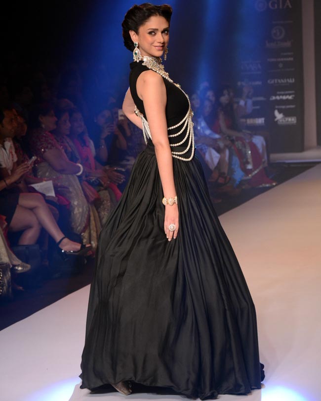 प्र‍ीति, कृति, दिया और अदिति का IIJW 2015 फैशन शो में दिलकश अंदाज