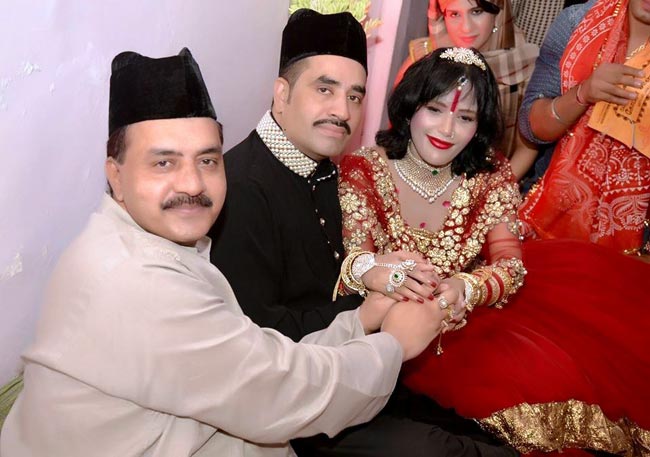 भक्तों को 'लाल गुलाब' देने वाली राधे मां का ये है अनोखा और रहस्यमयी अंदाज