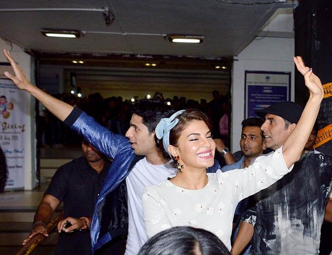 'ब्रदर्स' के प्रमोशन पर नजर आया जैकलीन का सेल्फी क्रेज