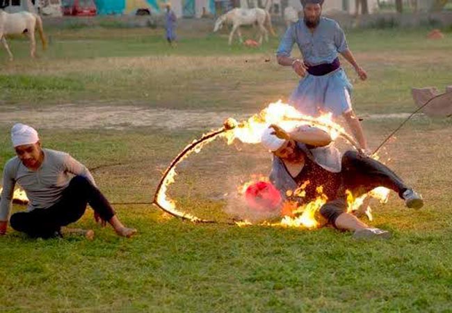 स्टंट करते हुए अक्षय कुमार का पैर जला
