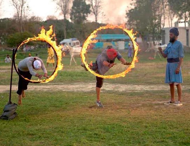 स्टंट करते हुए अक्षय कुमार का पैर जला