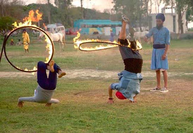 स्टंट करते हुए अक्षय कुमार का पैर जला